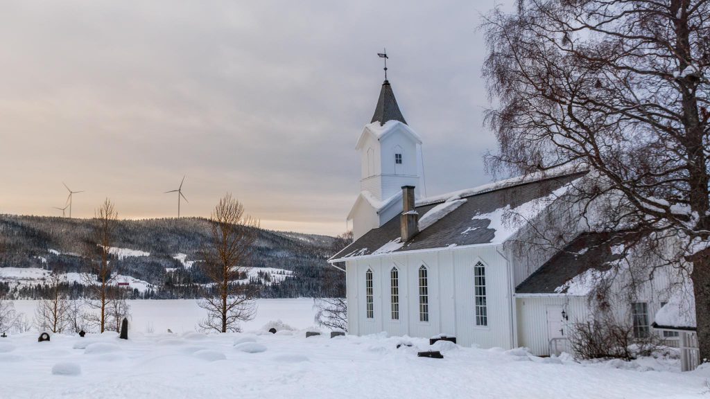 Redigerad bild på träkyrkan i Sôre Osen 