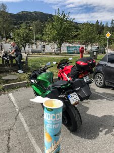 Isglass framför motorcyklarna