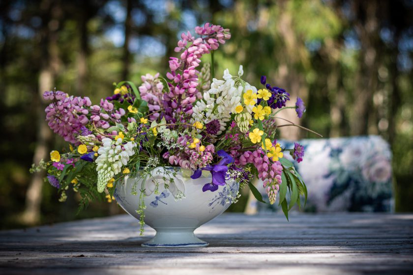 Midsommarbukett i en soppskål på ett bord